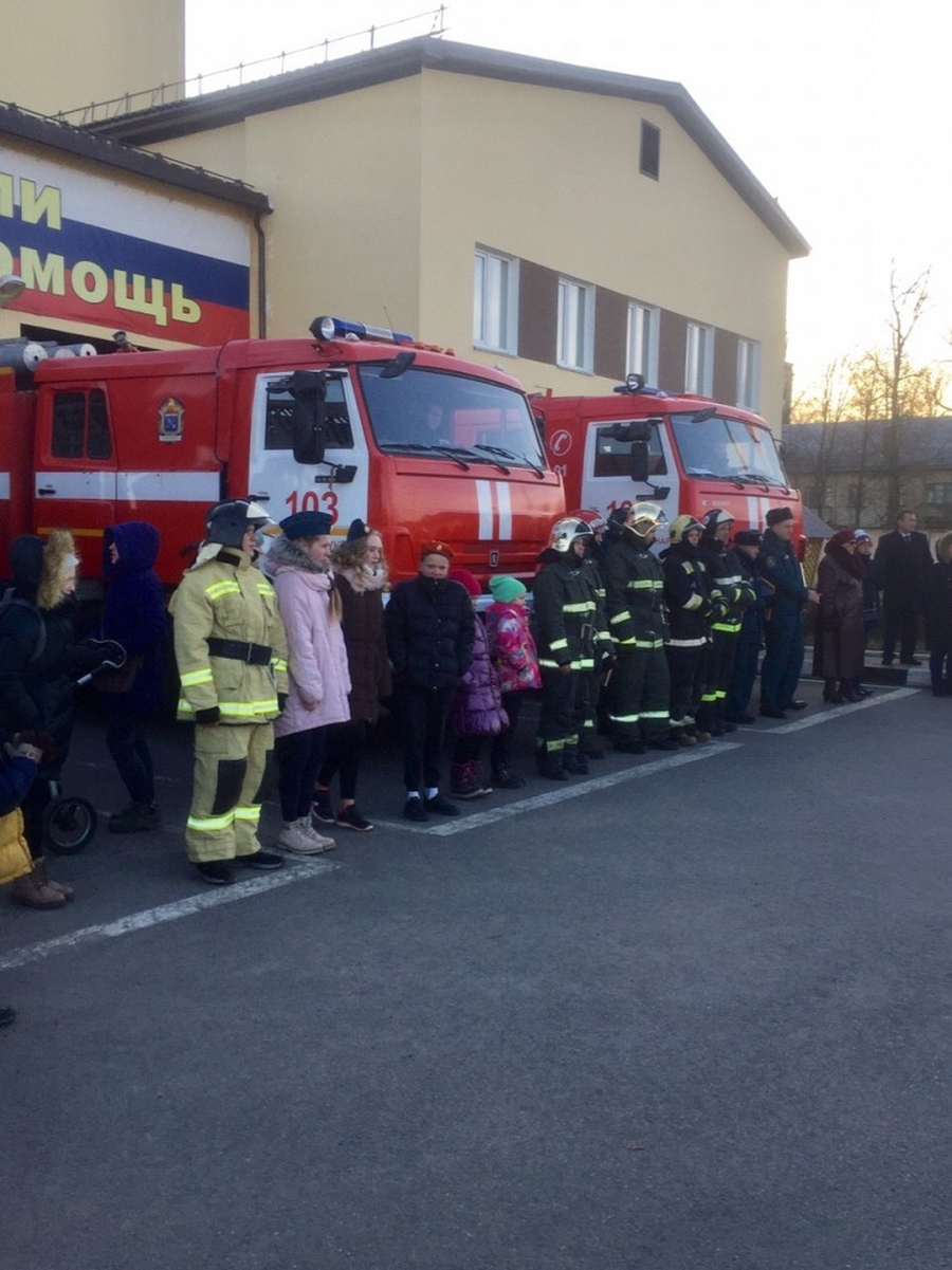 Пожарные Коммунара пригласили школьников на праздник