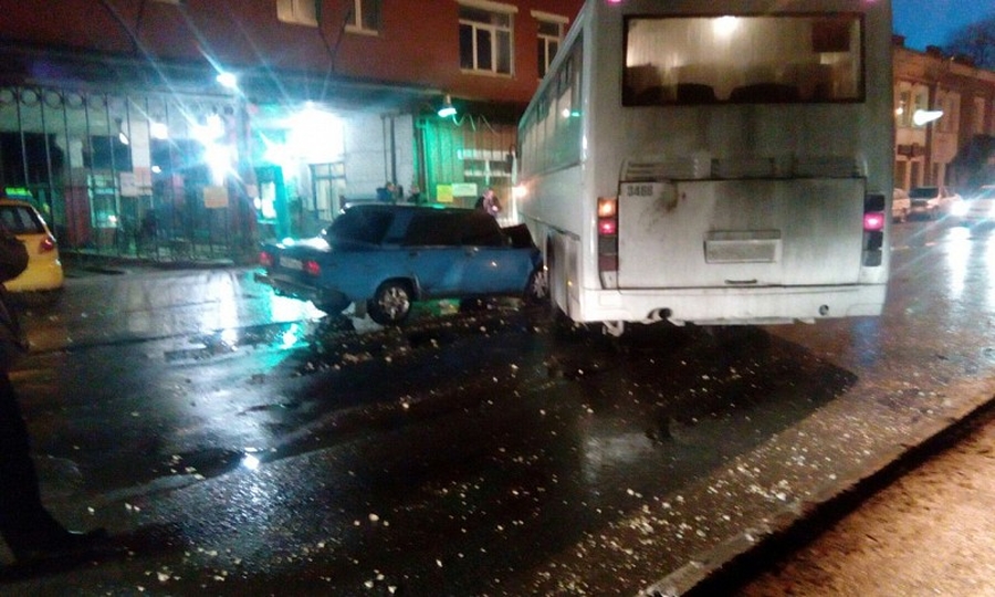 В Гатчине следовавший в парк на ночлег автобус попал в ДТП